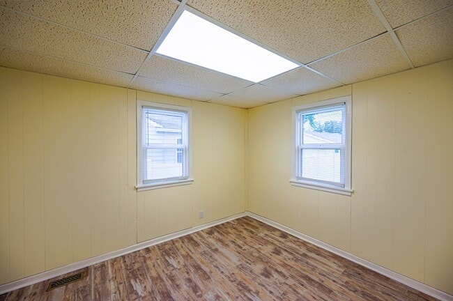 Building Photo - 2232 E Riverside Dr
