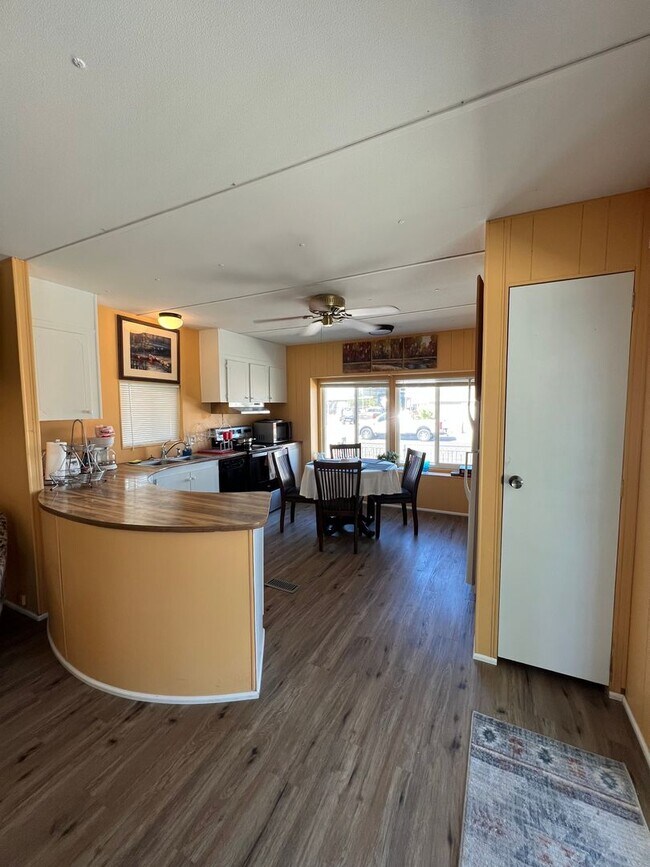 Building Photo - FURNISHED WINTER RETREAT!