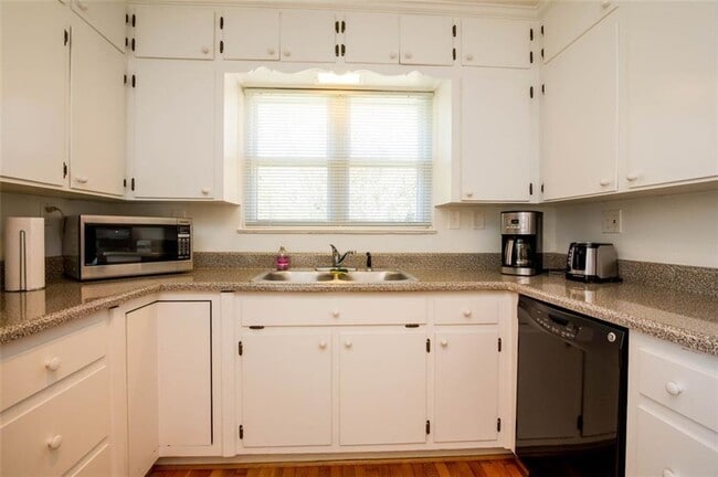 Building Photo - 1536 Beech Valley Way NE