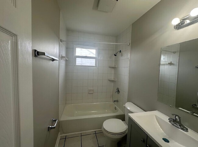 Building Photo - Spacious Three Bedroom House In Baltimore ...