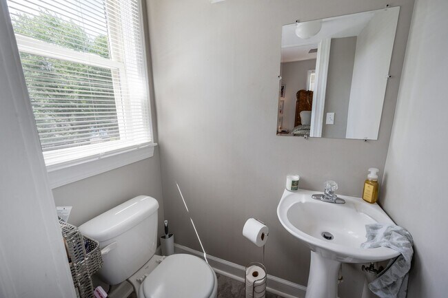 Building Photo - 3 Bedroom || 1.5 Bathroom Single Family Home