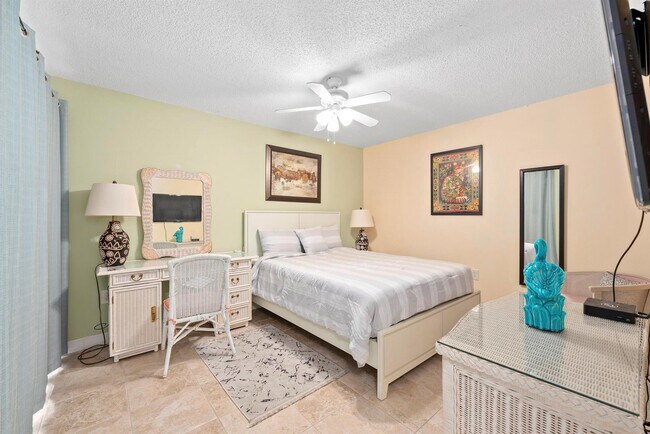 Building Photo - 4665 Oak Hill Dr