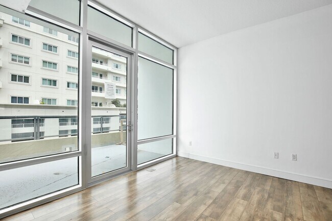 Building Photo - Modern 1/1 Condo in the Heart of Orlando –...