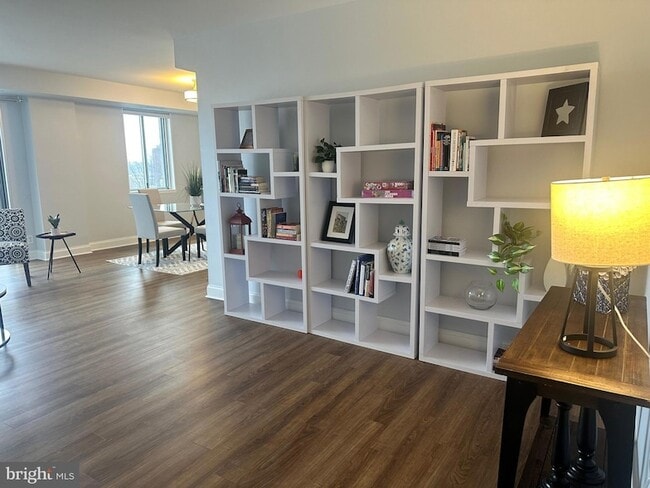 Building Photo - 8315 N Brook Ln