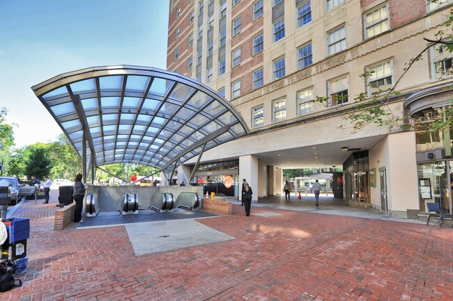 Building Photo - 2 bedroom 2 bath condo in Adams Morgan
