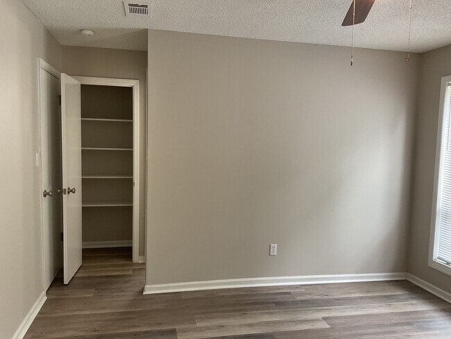 Building Photo - 1546 Hamilton Dr