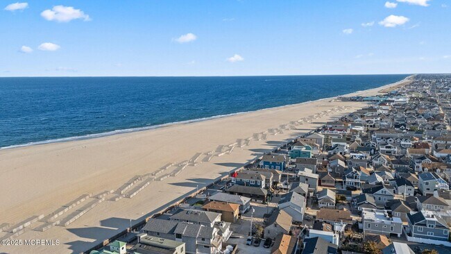 Building Photo - 115 Boardwalk