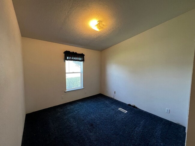 Building Photo - 3040 SW River View Dr