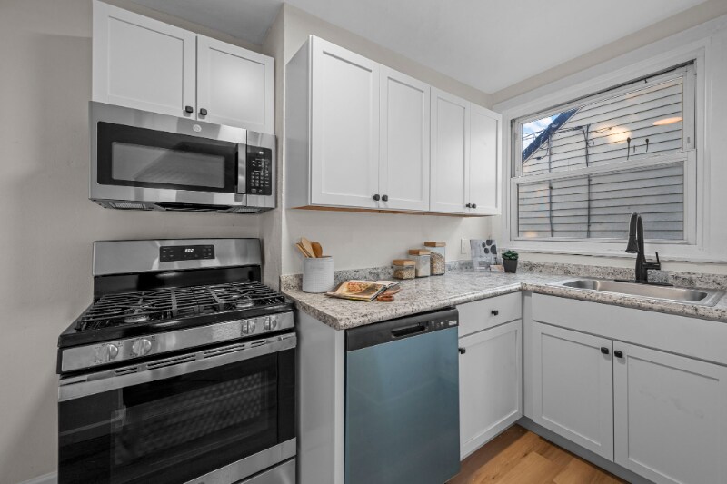 Building Photo - 135 E Loretta Ave