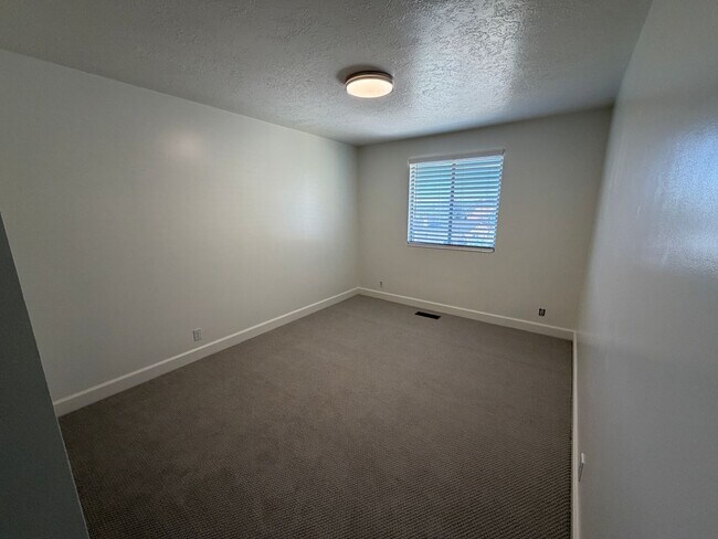 Building Photo - Spacious 4 Bed, 2 Bath Home with Fenced Yard