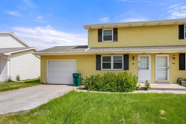 Building Photo - 1352 W Hiawatha Dr