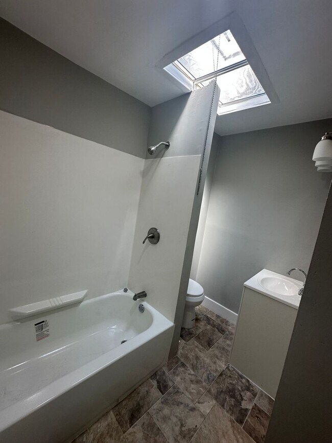 Building Photo - Renovated 3 Bed, 1 Bath townhome