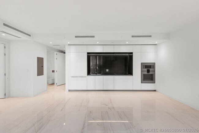 Building Photo - 300 Biscayne Blvd Way