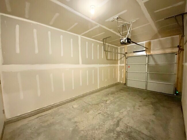 Building Photo - 836 Falls Grove Trl