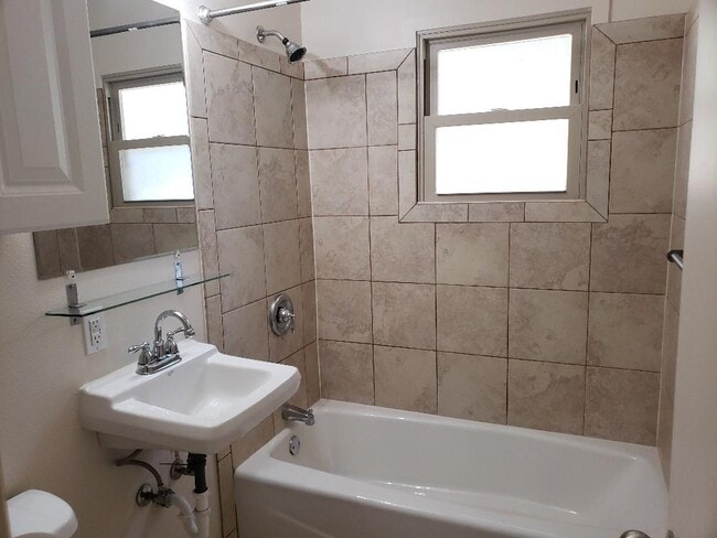 Building Photo - 911 E Rodgers Dr