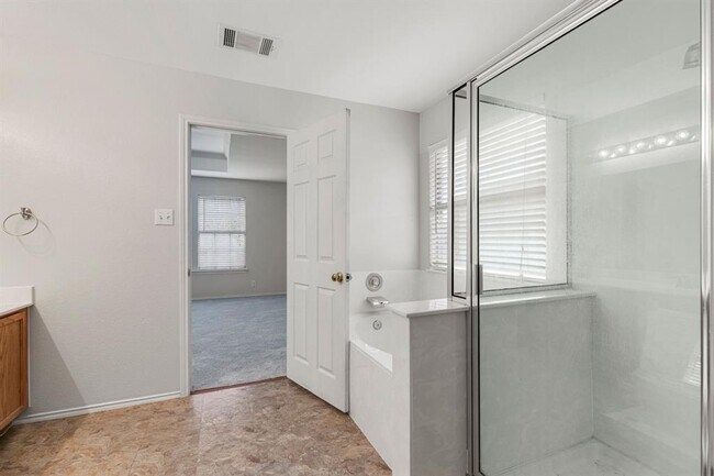 Building Photo - 1815 Brentwood Dr