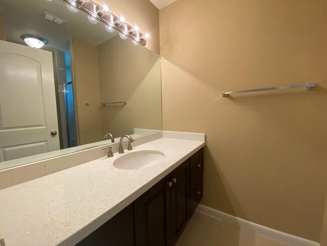 Building Photo - 3Bed/2.5 Bath Townhome, Mcallen TX