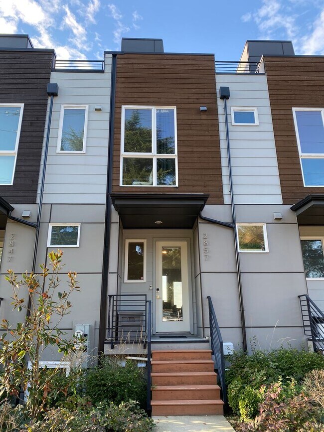 Building Photo - 2 Bed + Den 2 Bathroom Eastlake Townhome with Spectacular Views