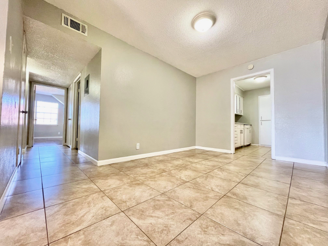 Building Photo - 3822 Englewood Cir
