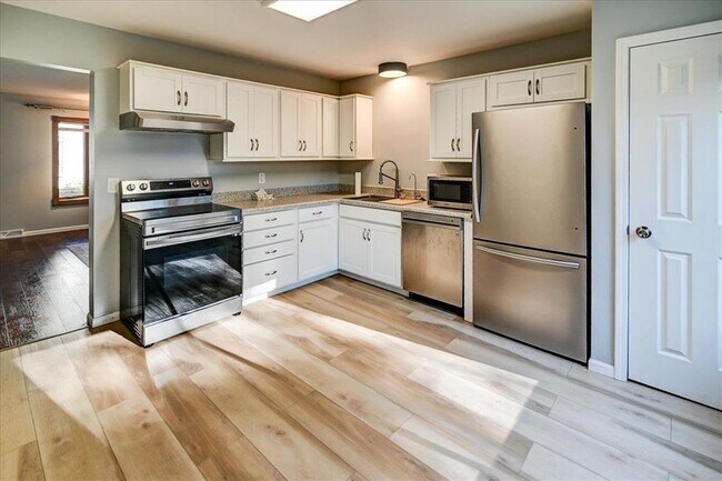 Building Photo - 136 N Lakewood Gardens Ln
