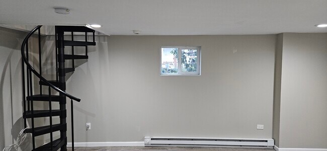 Building Photo - 44 Kenyon Ave