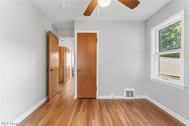 Building Photo - 866 E 209th St