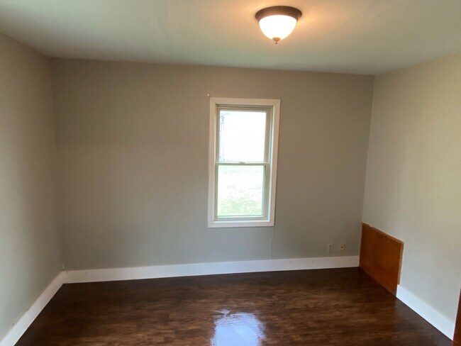 Bedroom - 606 N I St