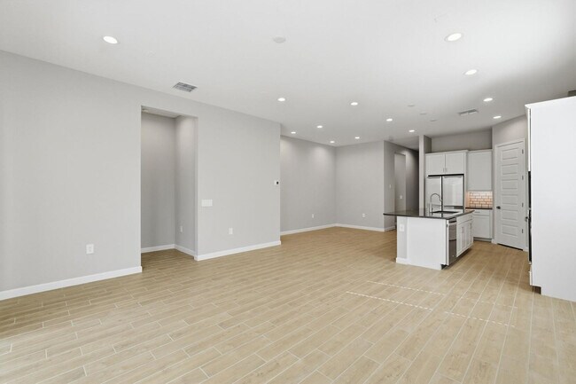 Building Photo - 5028 E Shady Glen Ave