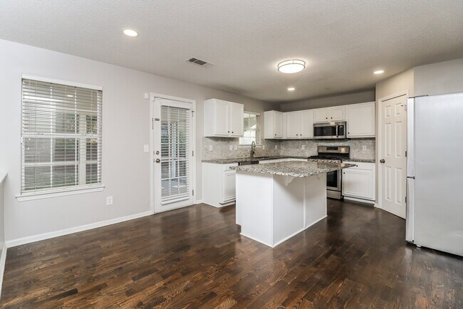 Building Photo - 665 Tomahawk Pl SW