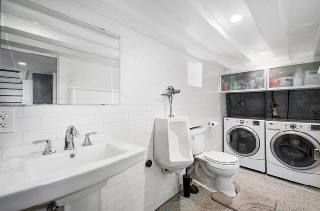 Building Photo - *Beautifully Updated & Spacious 3BD/2.5BA ...