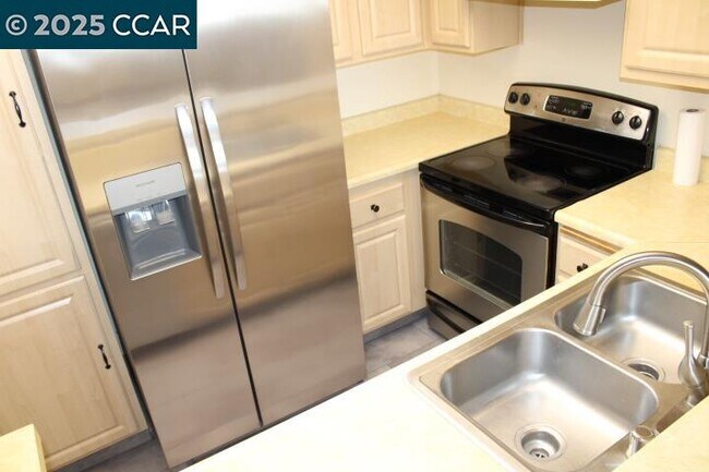 Building Photo - 1000 Evergreen Ter