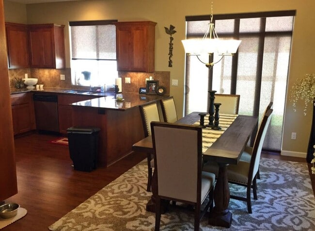 Building Photo - Beautiful Spacious 3 Bedroom/2.0 Bathroom ...