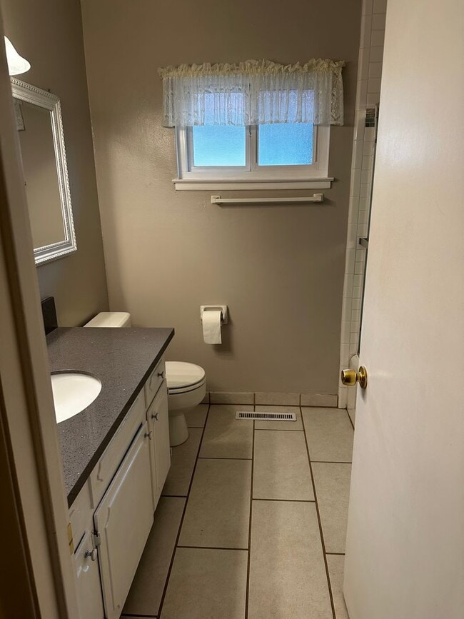Building Photo - Fresno Home Available for Lease