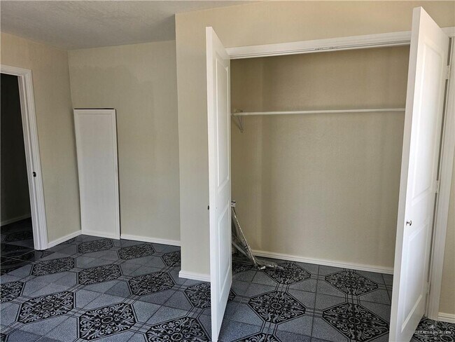 Building Photo - 224 N La Paloma St