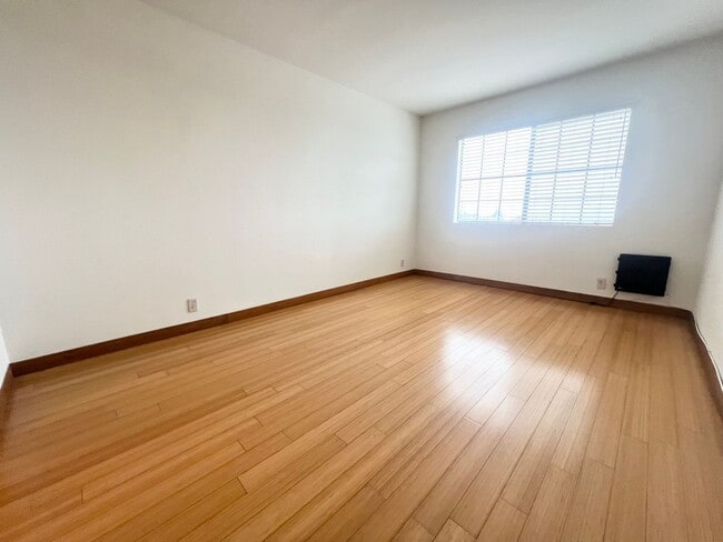 Building Photo - Roomy Signal Hill condo in Hillside Pines ...