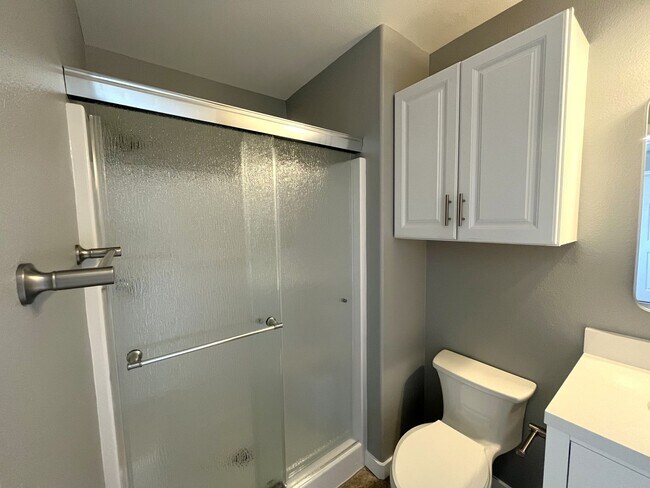 Building Photo - Beautifully Renovated Upstairs unit w/View...