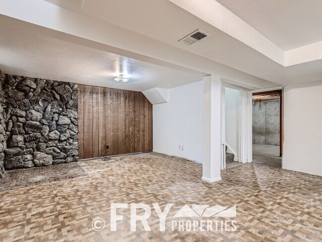 Building Photo - Updated large 2bed/1bath