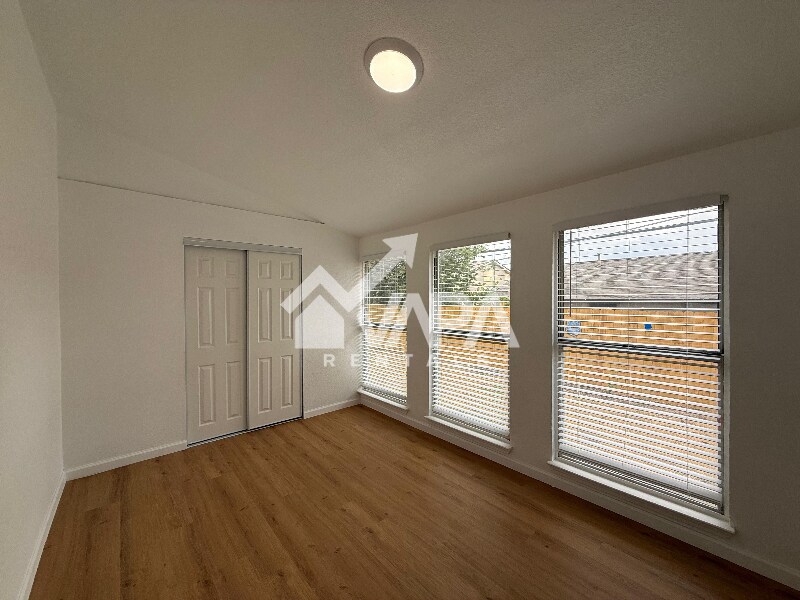 Building Photo - 5512 Grand Lake Dr