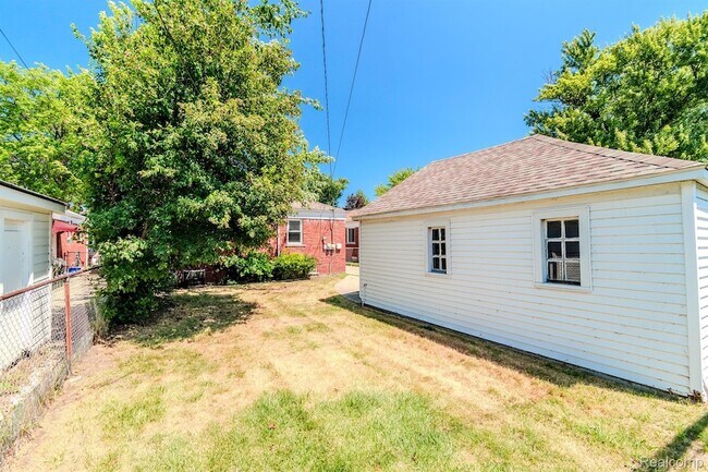 Building Photo - 23000 Alger St