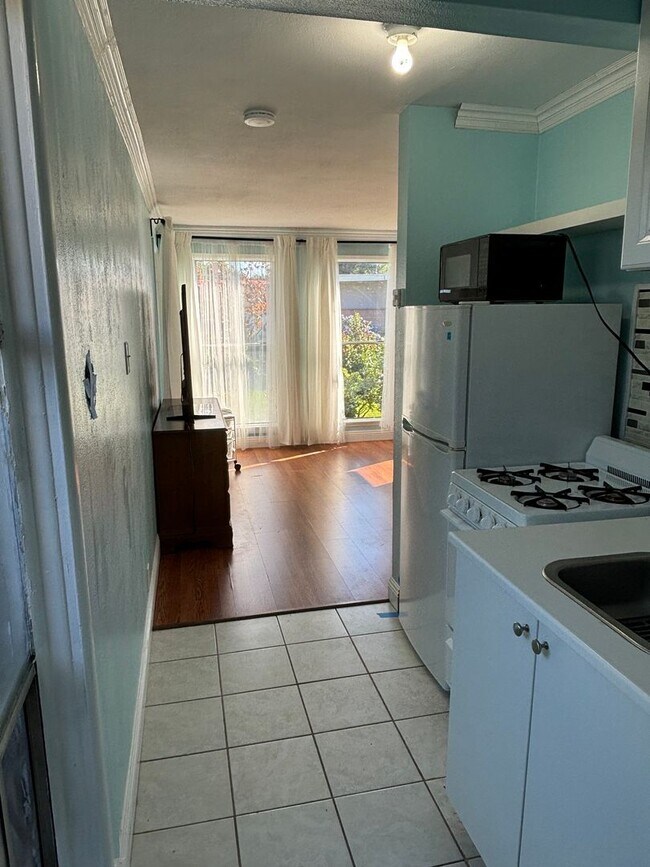 Building Photo - 2832 Charlemagne Ave