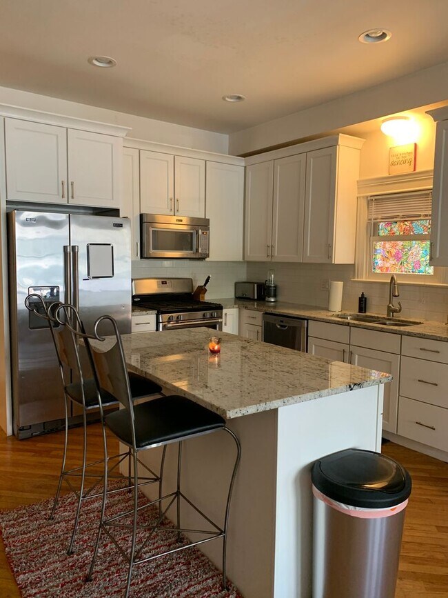 Building Photo - Very Spacious 5 BR/3 BA Duplex in Lincoln ...