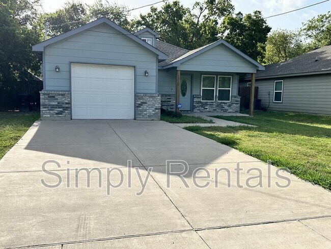 Building Photo - 1310 Sabine St