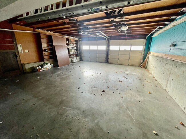 Building Photo - Sprawling 5bd/3bath Split-Level Home | Sto...