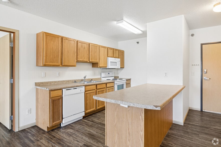 4BR, 3BA - 1,470SF - Kitchen - Dakota Crossing Apartments