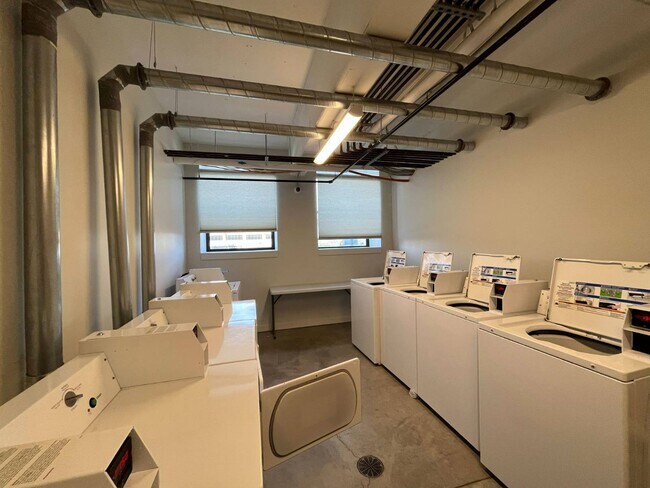 Building Photo - 487 Nott St