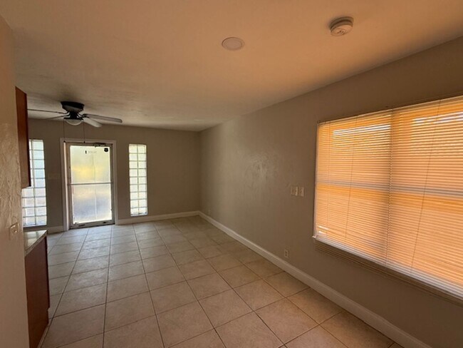 Building Photo - 1529 S Ridgewood Ave