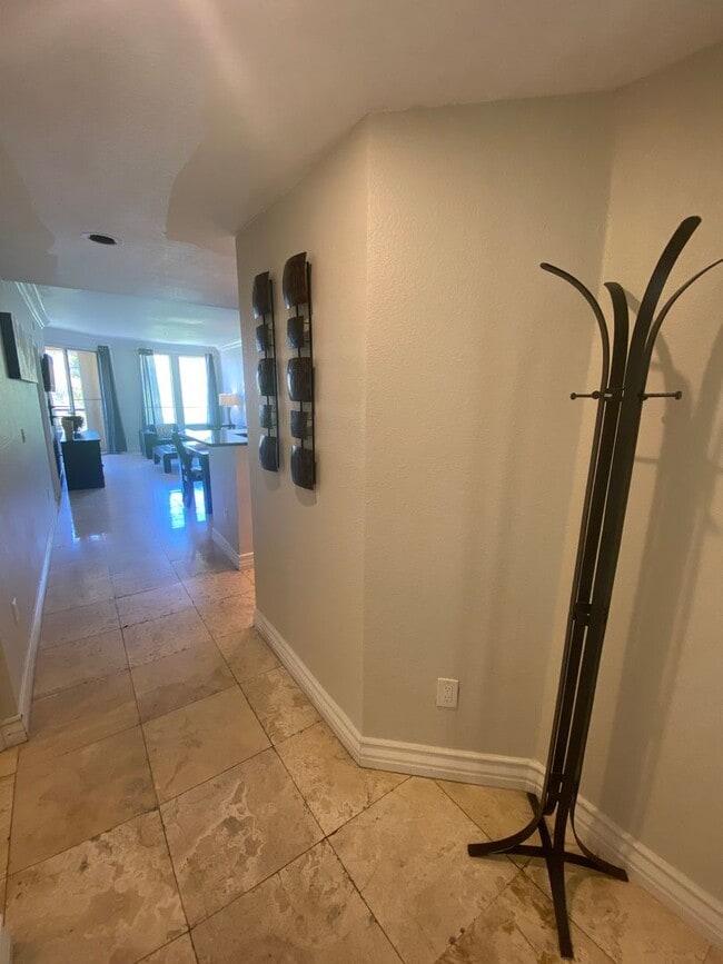Building Photo - Amazing 2 bedroom furnished condo 1 block ...