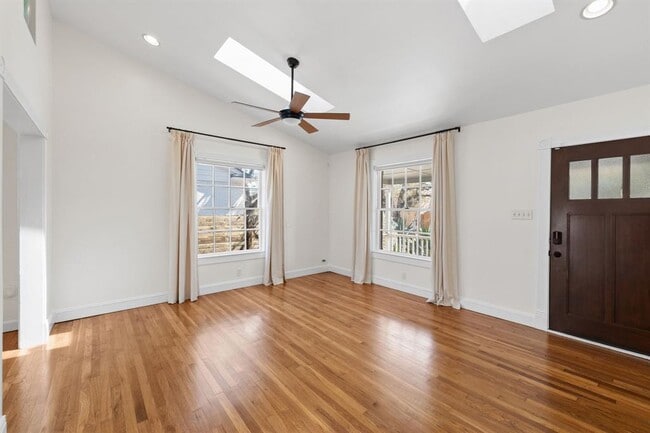 Building Photo - 1318 Bonham Terrace