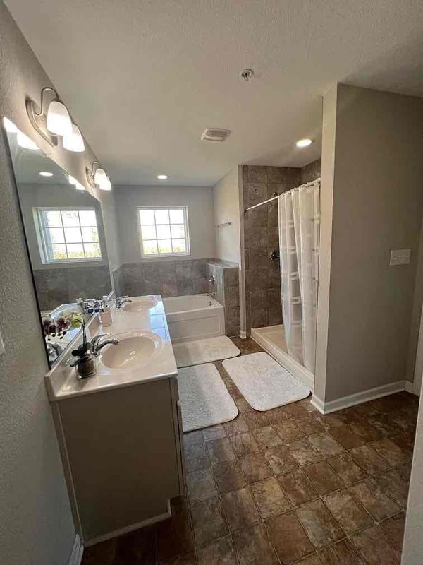 Building Photo - 601 Freeman Dr