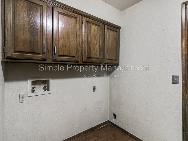 Building Photo - 3837 Sunward Cir